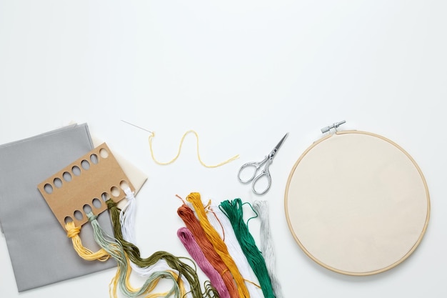 zestaw do haftu na stole